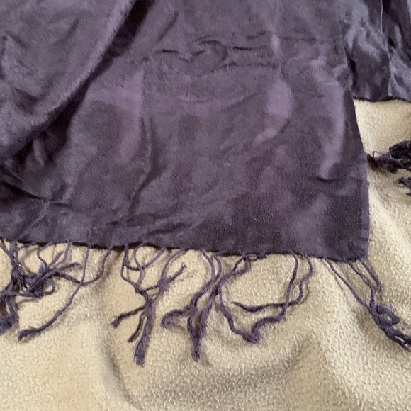 Black jacquard pashmina with fringe.  One size. - Picture 2 of 2